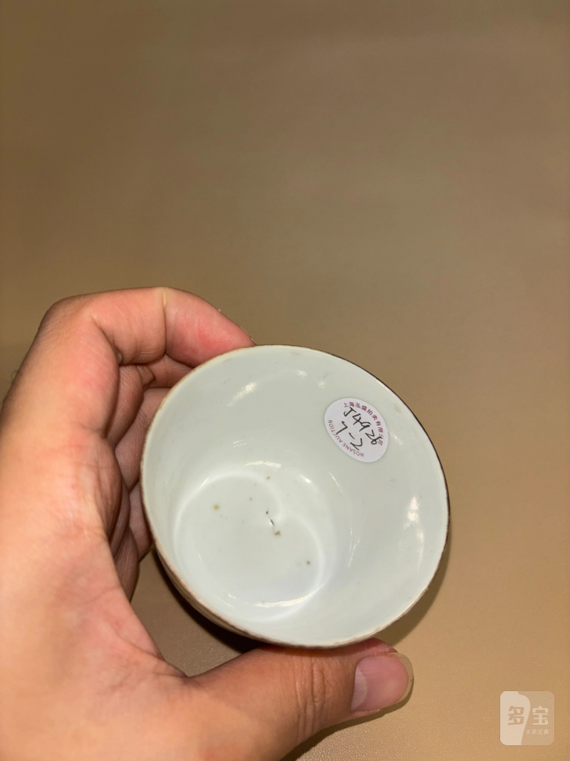 清 粉彩人物纹杯、青花花卉纹盘一组两件 - 图5